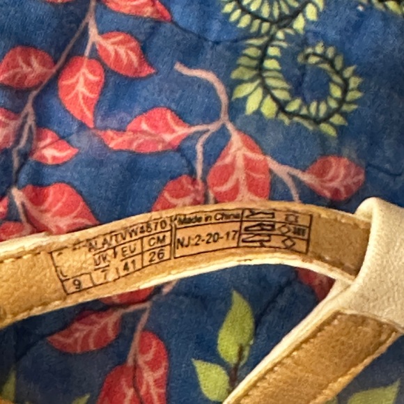 Vionic White T-Strap Embellished Orthopedic Comfort Sandals, SZ 9- Arch Support - Picture 8 of 9